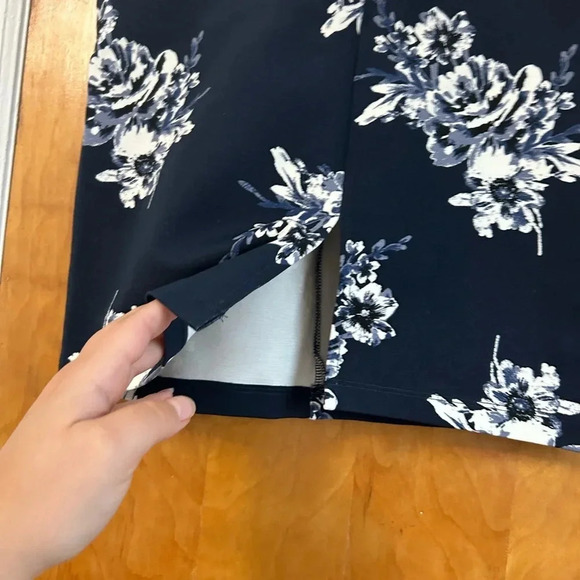 NWT SIMPLY STYLED FLORAL PENCIL SKIRT - Picture 3 of 3